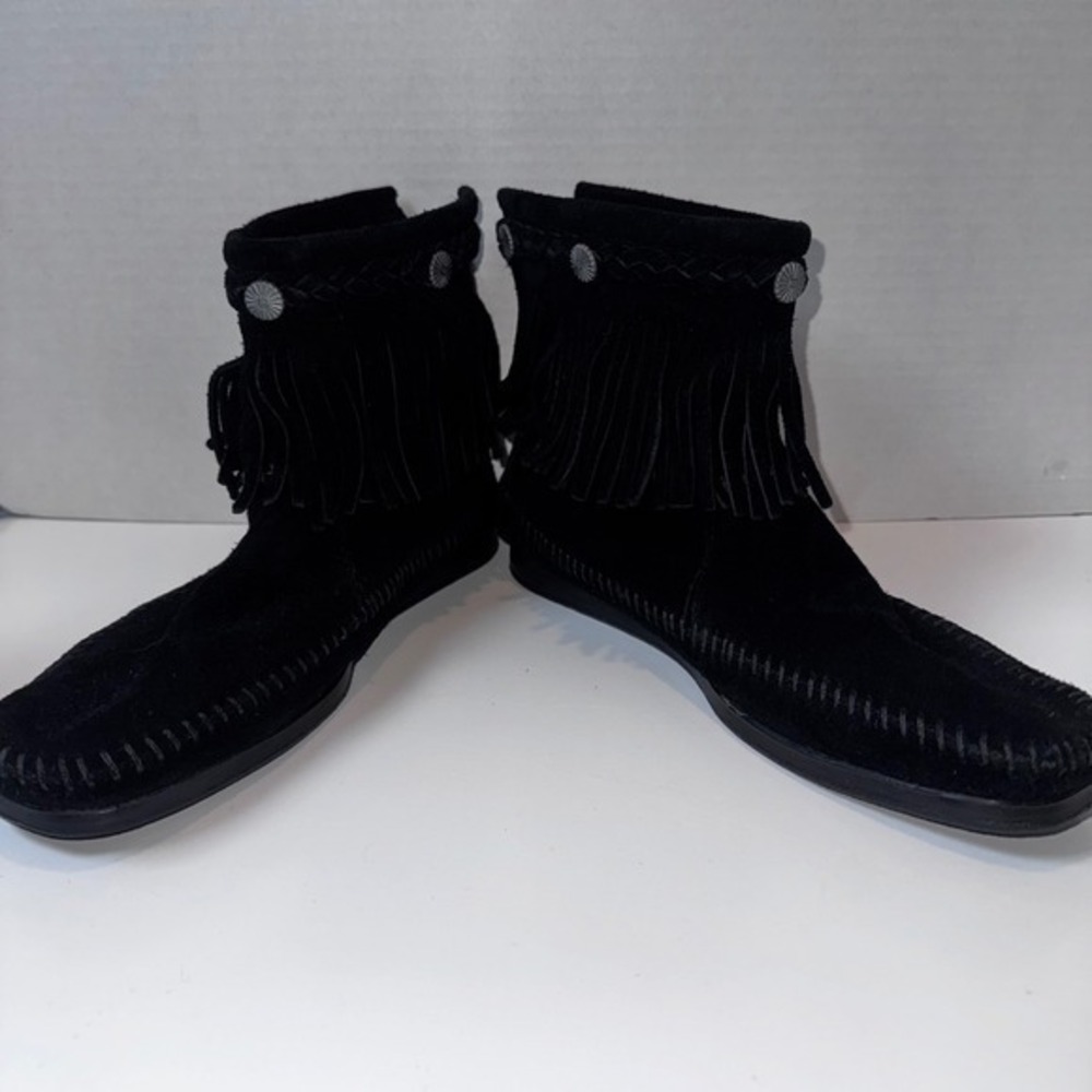 Minnetonka Moccasin Ankle Boots Womens 8 Black Suede Fringe Back Zip Concho 299 - Picture 2 of 7